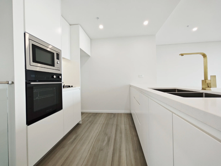 Luxury 3-Bedroom Apartment with Stunning Views in the Heart of Hurstville - Photo 2