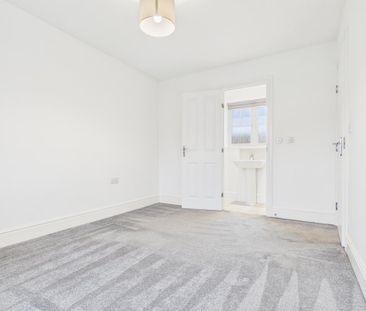 4 bedroom detached house to rent - Photo 3