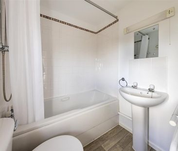 East Crescent - Photo 2