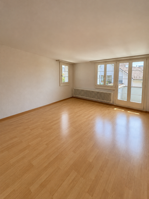 Grosszügige 3-Zimmer-Dachwohnung mit ca. 100 m² und Balkon in Bassersdorf - Photo 1