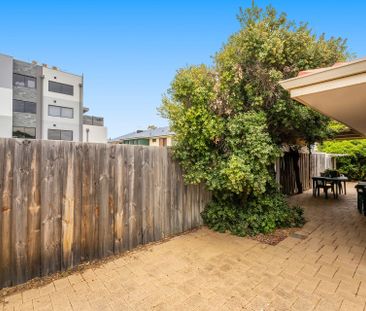 Modern Villa in Prime Location – Walk to the Foreshore! - Photo 3