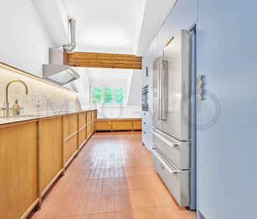 SPACIEUX ATTIQUE RENOVE DE STANDING AVEC EMPLACEMENT IDEAL - Foto 3