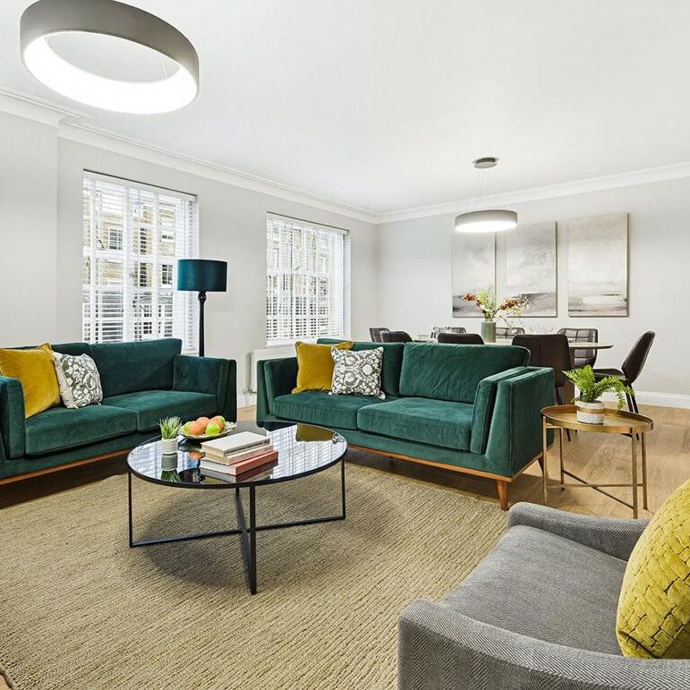 A 3 bedroom flat to rent in Kensington, W8 - Photo 1