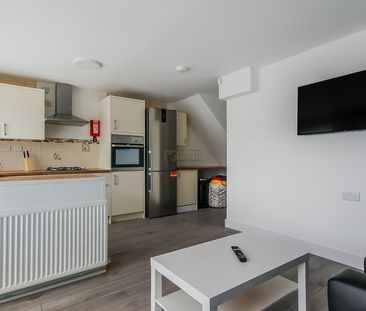 28 Lingard Close - Photo 3