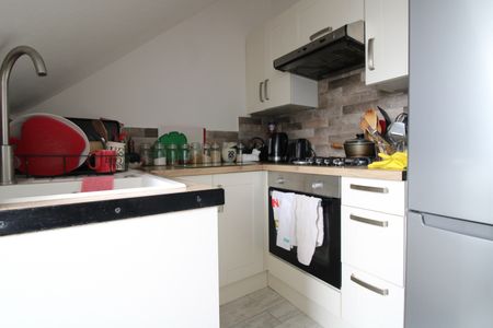 3 Bed Flat, Gilbey Road, SW17 - Photo 5