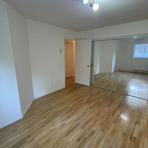 Grand 4½ (900 pi²) – Plateau Mt-Royal – Métro Laurier – Terrasse privée - Photo 2
