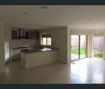7 Shoreline Lane, Point Cook, Vic 3030 - Photo 3