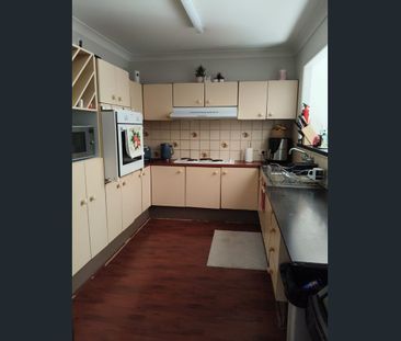 Spacious Home- Inground Pool - Air con- Big Block - 6 Month Lease o... - Photo 6