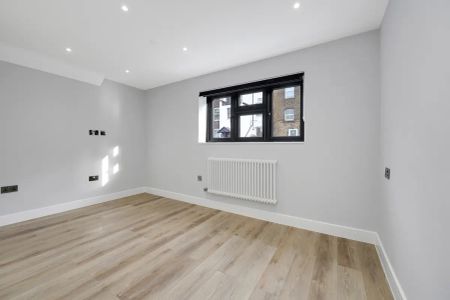 3 bedroom flat in Kentish Town - Photo 3