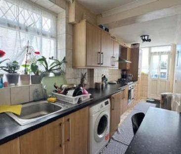 3 bedroom property to rent in Ilford - Photo 6