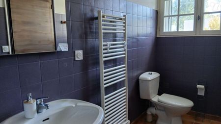 A proximité du centre-ville de La Gacilly, logement meublé offrant un cadre de vie pratique et ... - Photo 4