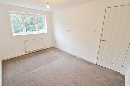 Byron Avenue, Borehamwood - Photo 2