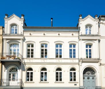 Traumhafte Wohnung mit Balkon u. EBK in Bestlage am Pfaffenteich! - Photo 1