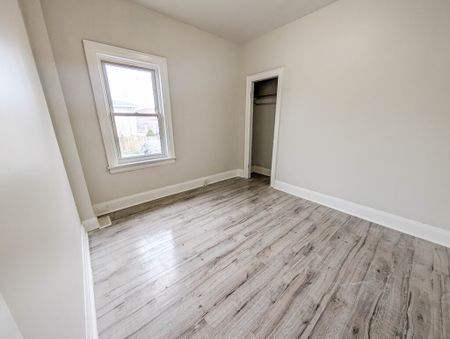 17 Page St, St. Catharines (Unit 3) - All Inclusive 1 Bedroom Apartment - Photo 3