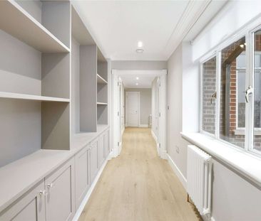 This apartment is situated on a sought after street in Chelsea close to the local amenities of the Kings Road and South Kensington. - Photo 1