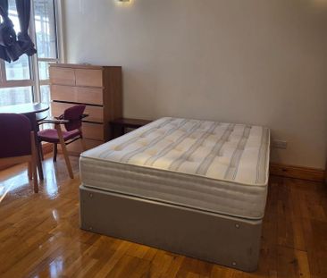 1 bedroom in a flat share to rent - Photo 4