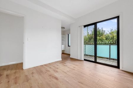 Contemporary & Well Presented Townhouse For Lease - Photo 5