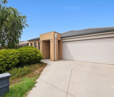 “Great Family Home in Featherbrook!” - Photo 6