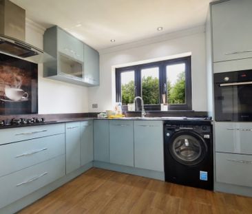 4 bedroom Detached house to rent - Photo 3