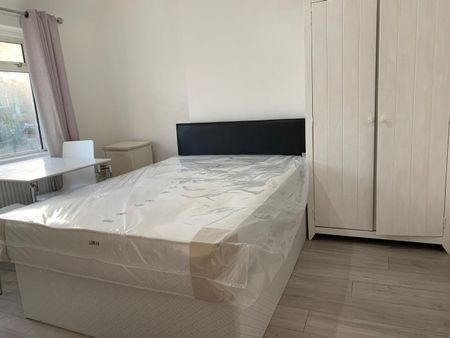 Room in a Shared House, Crest Road, NW2 - Photo 4