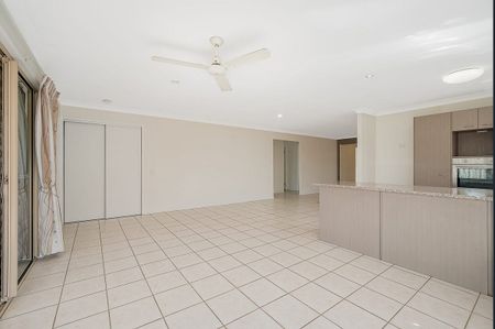 Spacious Family Living in Kallangur - Photo 5