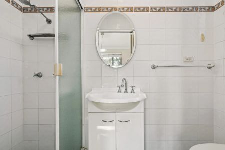 Immaculate 3 Bedroom unit in Prime Location - Photo 4