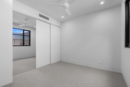 Discover this brand-new, spacious, and elegantly designed villa, perfectly situated in the prestigious Saffron Link enclave of Hope Island Resort. - Photo 3