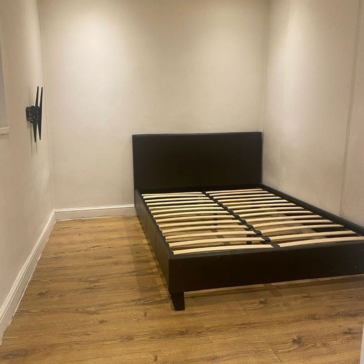 Studio Flat, Oulton Crescent, IG11 - Photo 1