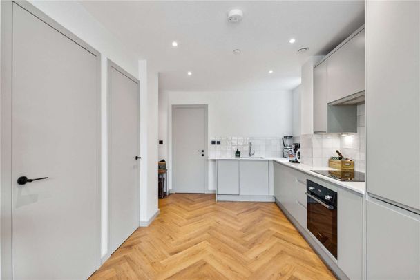 A modern one bedroom apartment in a new build development with a gym and communal roof terrace. - Photo 1