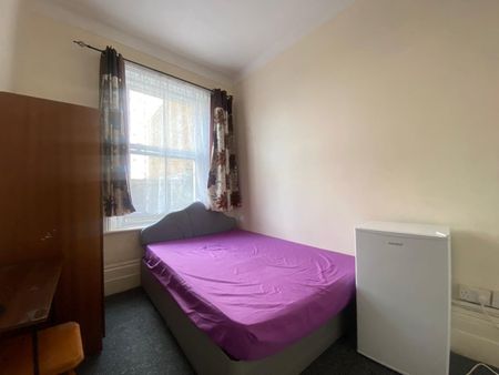 Room in a Shared Flat, Woodgrange Road, E7 - Photo 3