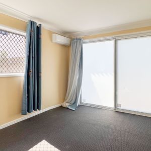 Low-Maintenance 2 Bedroom Unit in Prime Location - Photo 3