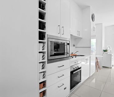 Stylish Studio Living in the Heart of Sandringham Village - Photo 4