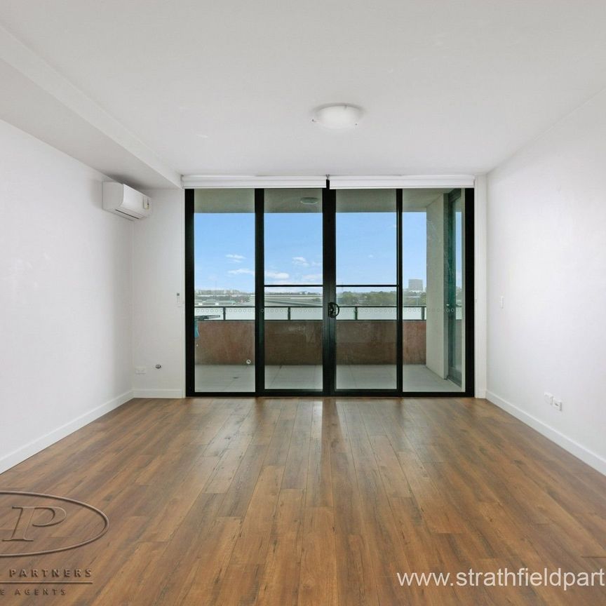 Luxury 2 bedroom apartment with 2 car spaces - Photo 1