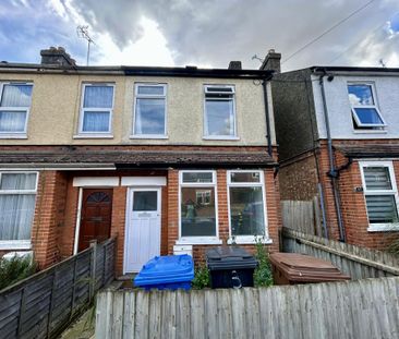 3 bedroom end of terrace house to rent - Photo 2
