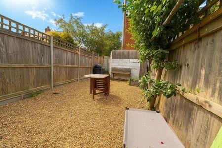 2 bedroom terraced house to rent - Photo 4