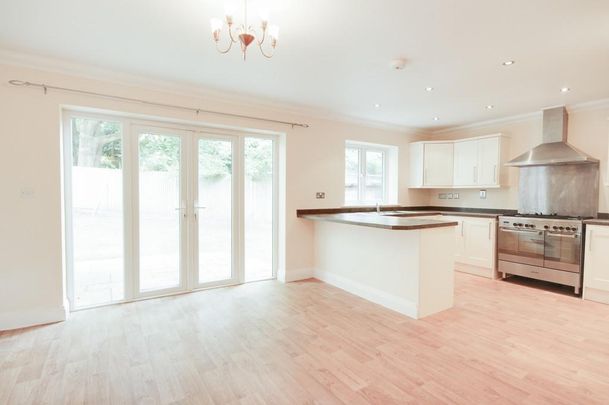 4 bedroom detached house to rent - Photo 1