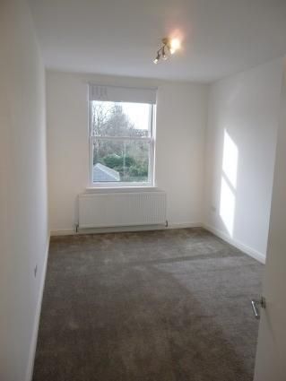 3 bedroom flat to rent - Photo 2