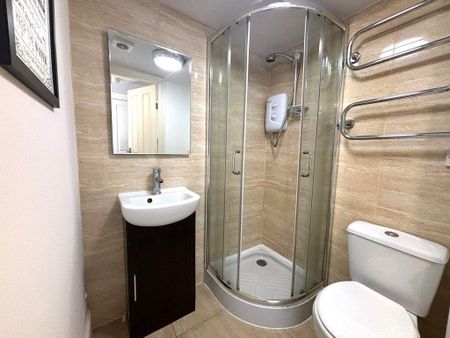 1 bedroom in a house share to rent - Photo 4