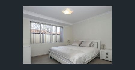 Family-Friendly 4x2 with Big Outdoor Entertaining Area Close to Everything!! - Photo 2