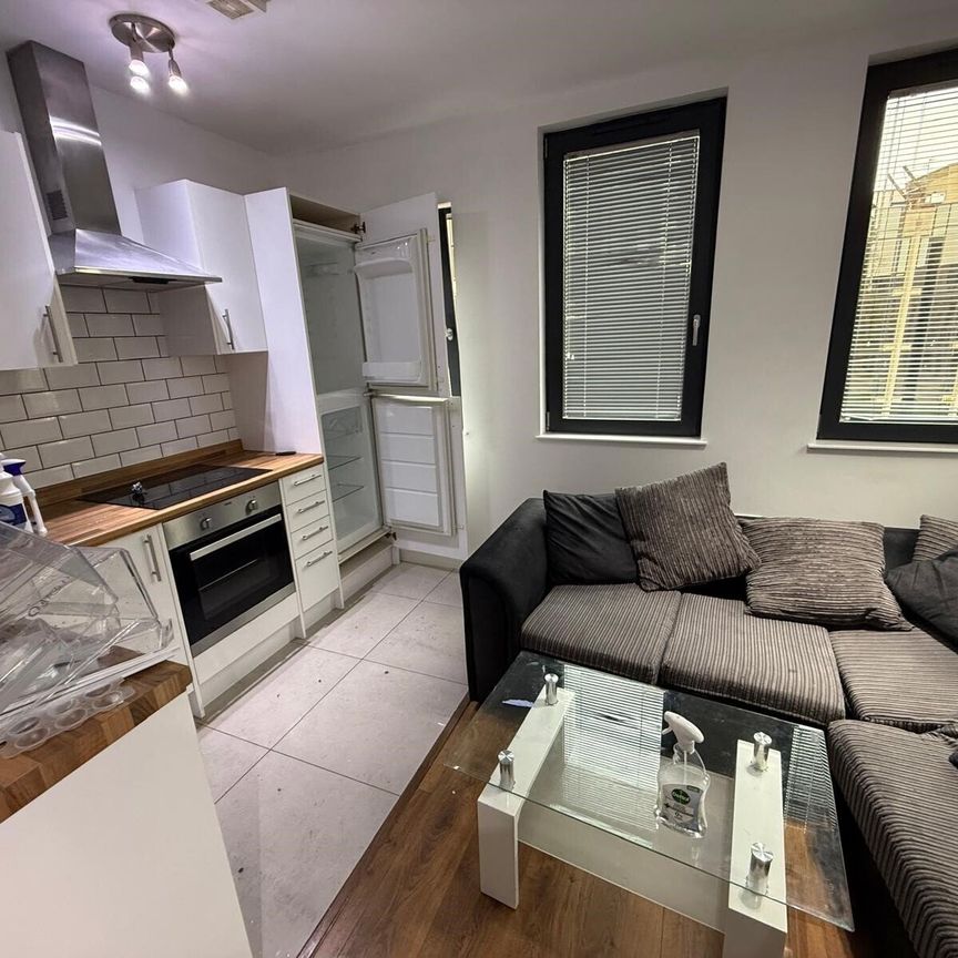 PETERBOROUGH - Photo 1