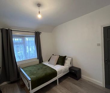 Room in a Shared House, Capstone Road, BR1 - Photo 1
