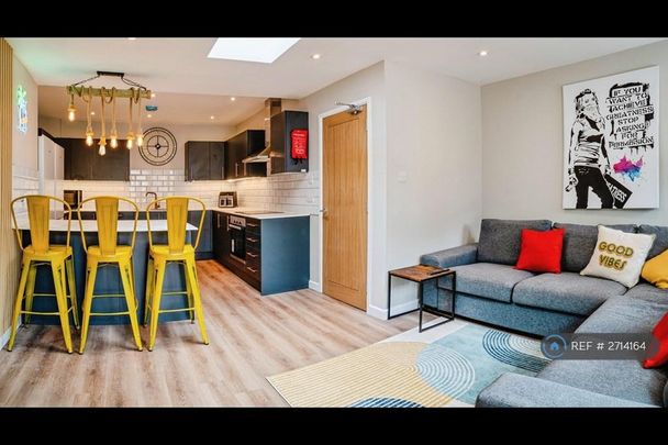 8 bedroom semi-detached house to rent - Photo 1