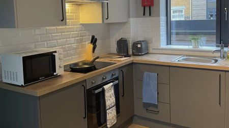 Classic 4 Bed Apartment - Photo 5