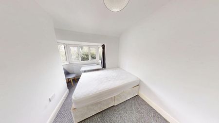 4 bedroom semi-detached house to rent - Photo 3