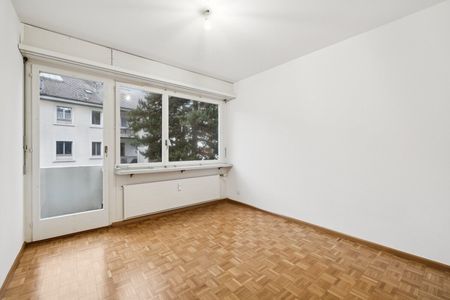 Luminous 3-room apartment with beautiful parquet in a central location in Basel - Photo 4