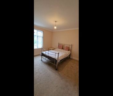 3 Bed Terraced House, Dawlish Drive, IG3 - Photo 2