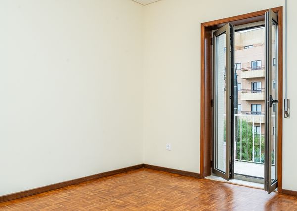 2+1 Bedroom Apartment in Canidelo (Remodeled)