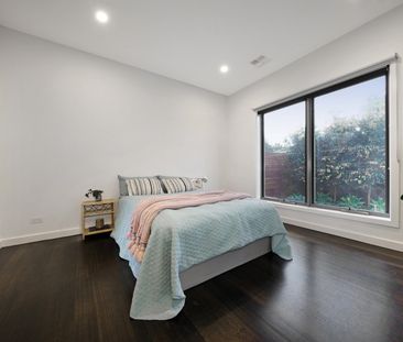 Sleek & Spacious Townhouse in a Quiet Oakleigh East Location - Photo 6