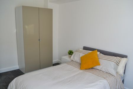 3 Bedroom Apartment - Photo 3