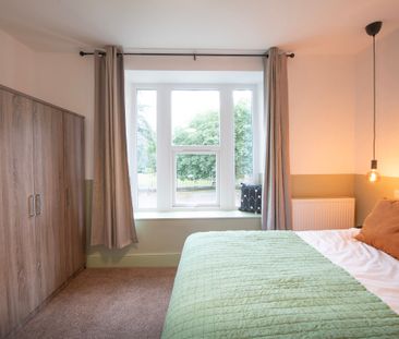 Modern Ensuite in Sociable Kingswood Home - Photo 3